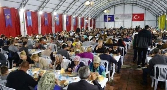 Bursa Osmangazi Belediyesi Kosava'da iftar verdi