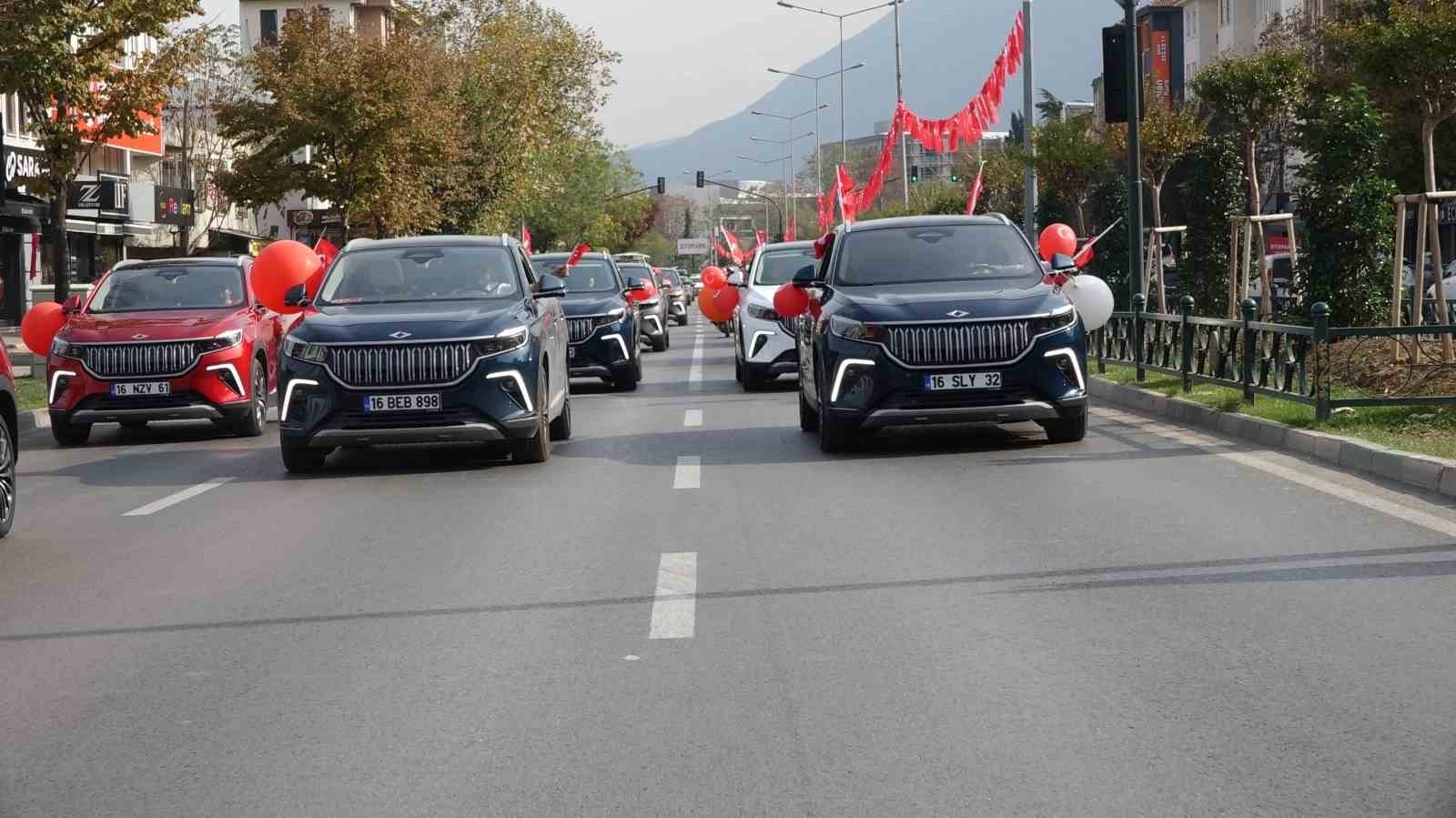Bursa sokaklarında Cumhuriyet'in 100. yılına özel Togg konvoyu!