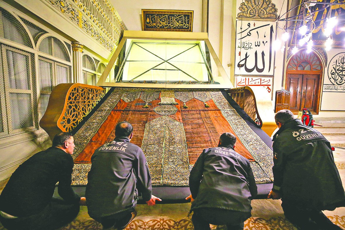Bursa Ulu Cami’de sergilenen Kâbe kapısı örtüsünün bakımı tamamlandı