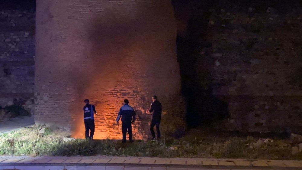 Bursa’da 1800 yıllık surları ateşe verdiler 