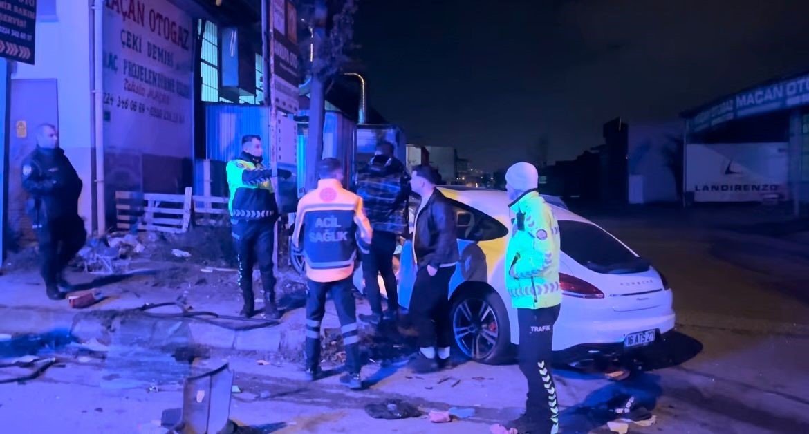 Bursa'da 2 araç kafa kafaya çarpıştı