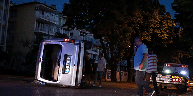 2 hafif ticari aracın çarpıştığı kazada 3 kişi yaralandı