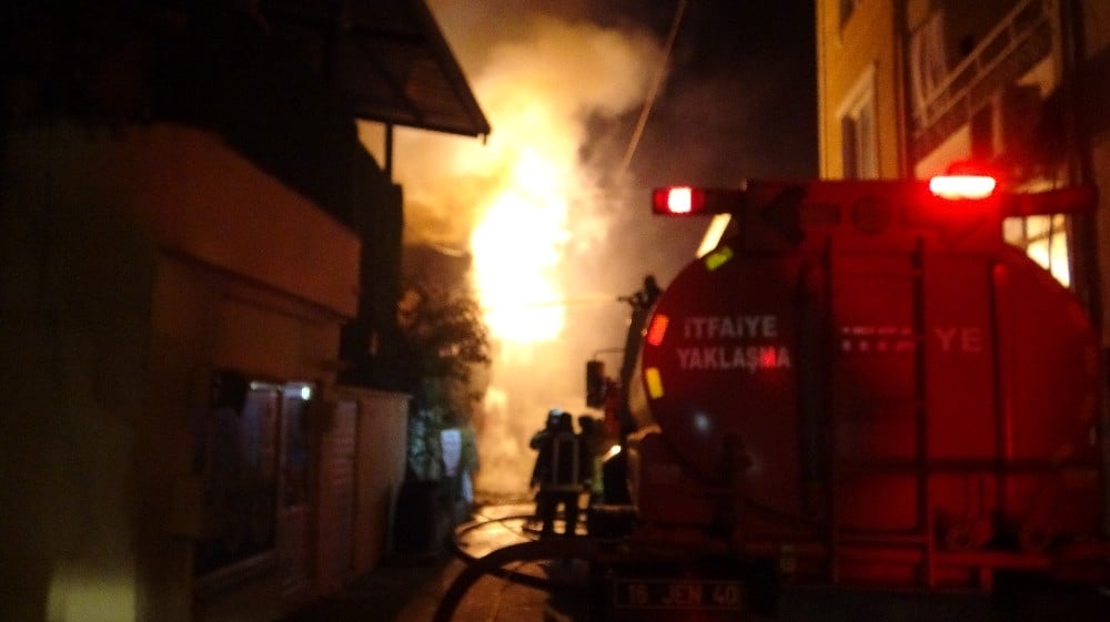 Bursa’da 2 katlı ev alev alev yandı 