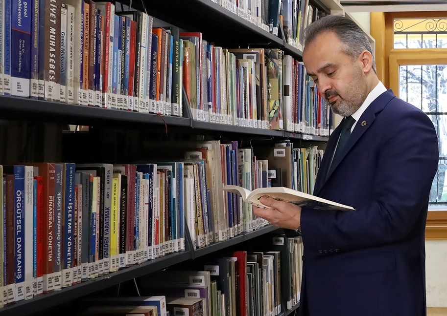 Bursa’da 3 bin kitap hediye edildi 