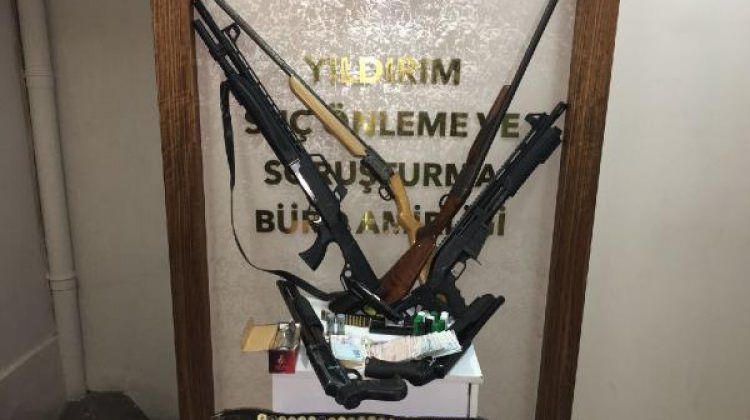 Bursa'da 3 farklı adrese silah ve uyuşturucu baskını