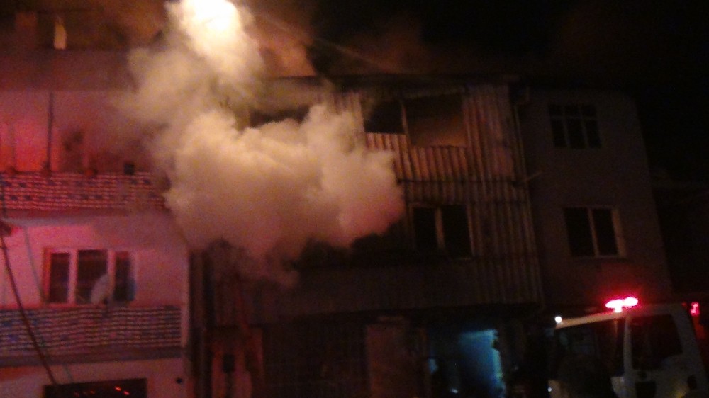 Bursa’da 3 katlı geri dönüşüm fabrikasında büyük yangın 