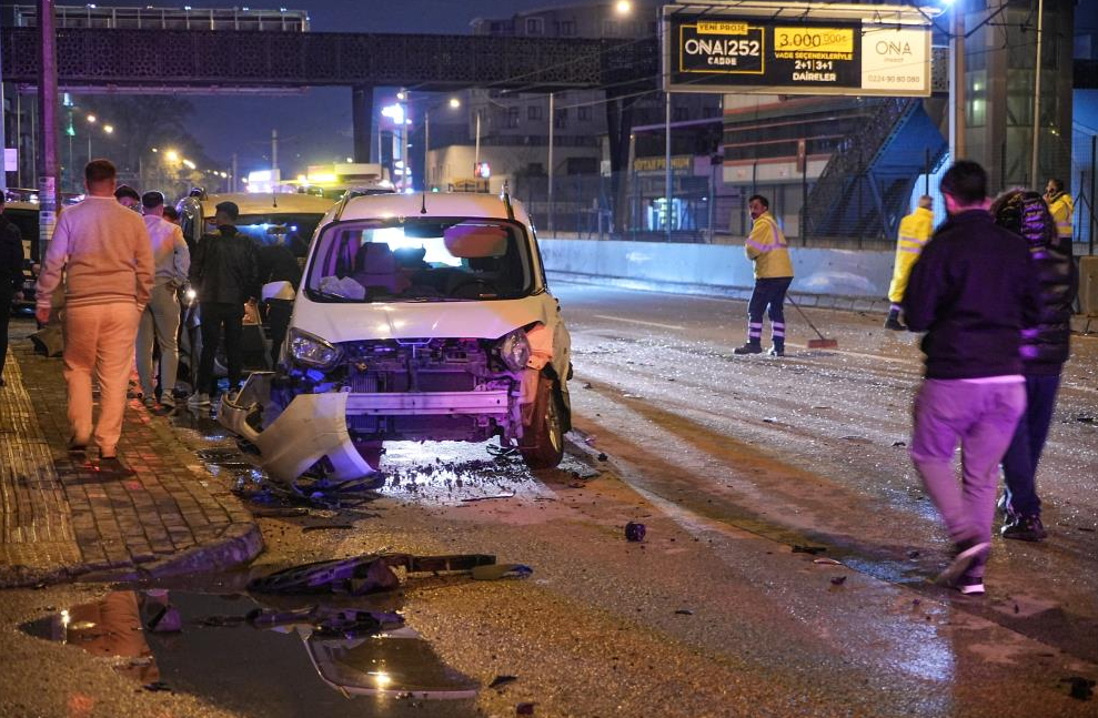 Bursa’da 4 araç birbirine girdi: 3 yaralı