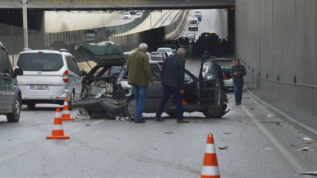 Bursa'da 4 takla atan araçtan burnu dahi kanamadan çıktı