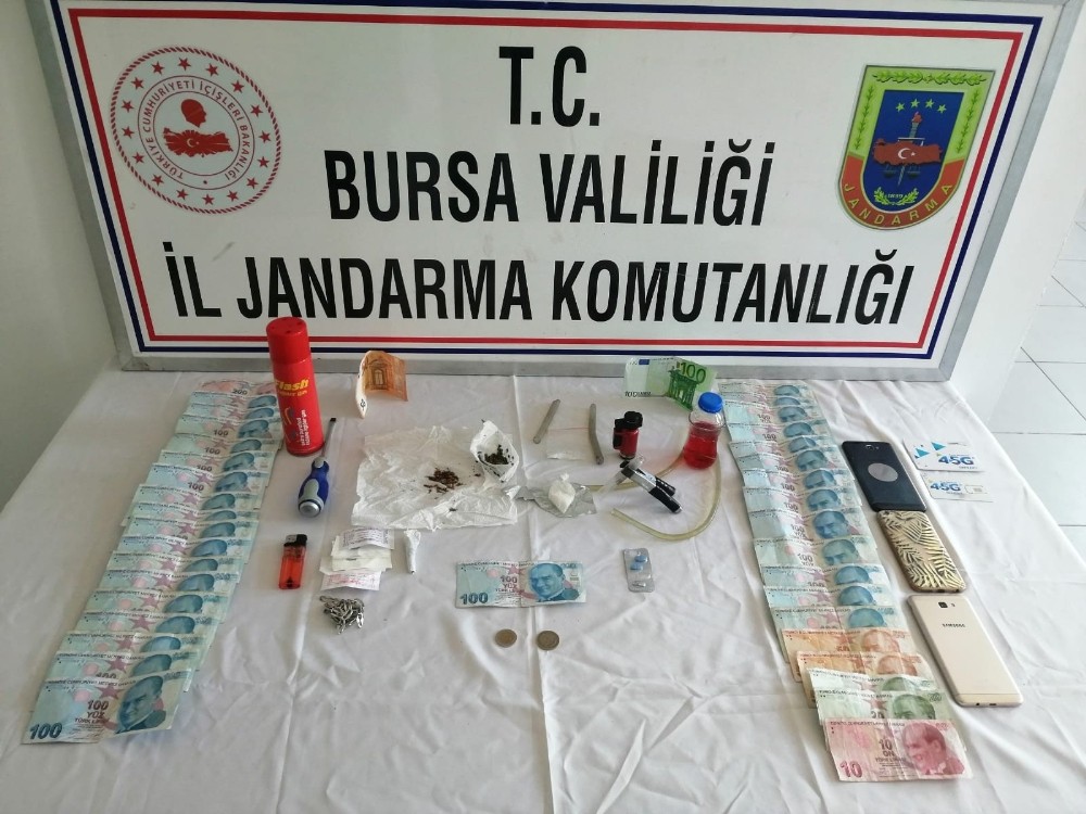 Bursa’da 4 uyuşturucu şüphelisi jandarmadan kaçamadı 