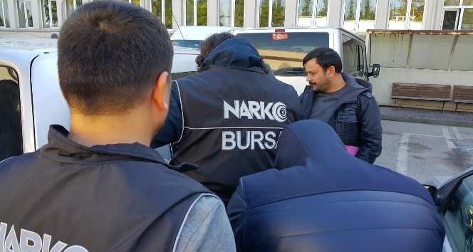 Bursa'da 5 bin uyuşturucu hapla yakalanan 2 kişi tutuklandı