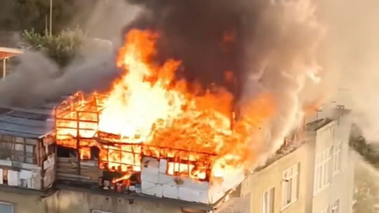 Bursa'da 5 katlı binanın çatısı yandı, yangın büyümeden söndürüldü