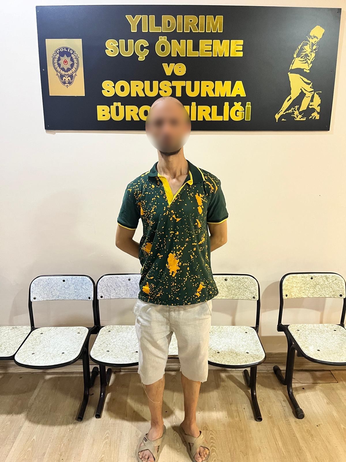 Bursa'da 5 okulu soydu...Önce kameraya, sonra polise yakalandı