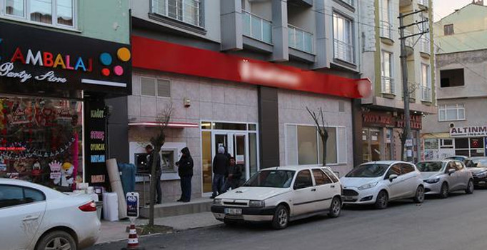 Bursa'da 500 bin liralık dövizi yatırmak için bankaya girerken kapkaça uğradı