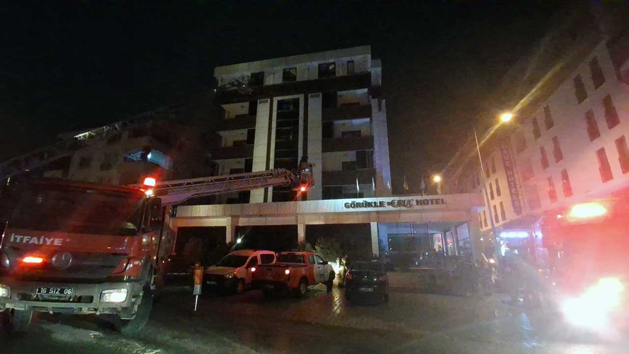 Bursa'da 7 katlı otelde yangın! 8 kişi yaralandı
