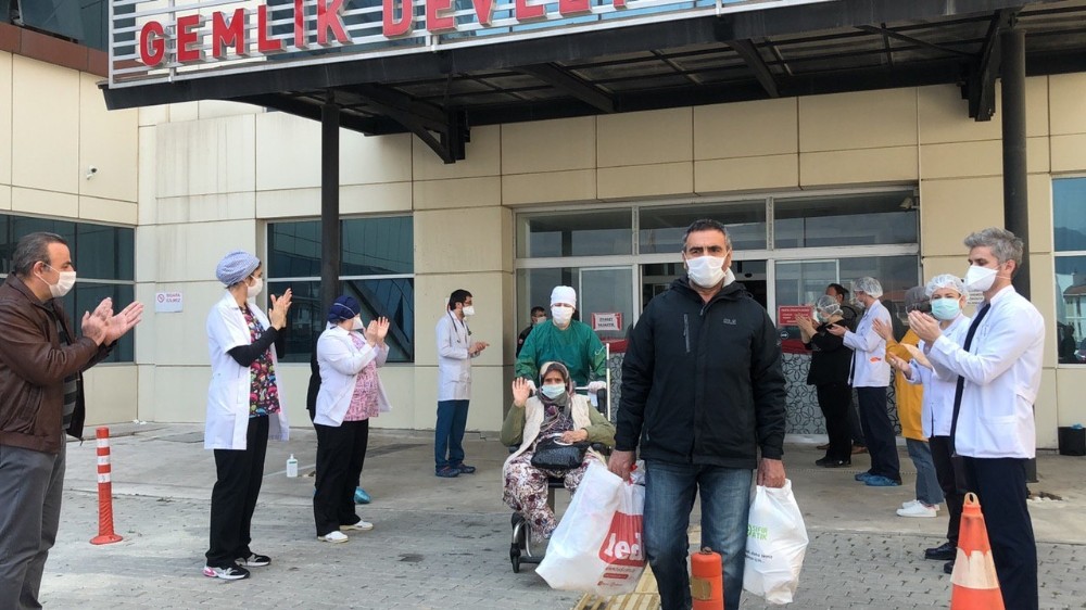 Bursa’da 9 kişi daha alkışlar eşliğinde taburcu oldu 