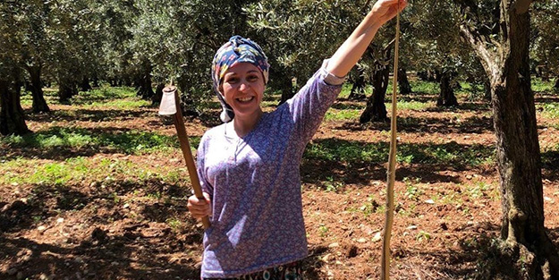 Bursa’da akıl almaz olay! Dev yılanı yakalayıp böyle poz verdi