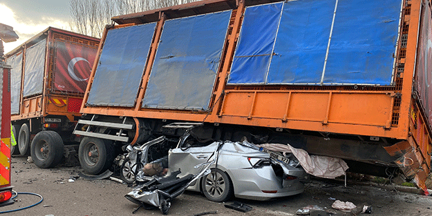 Bursa’da akılalmaz kaza! TIR’a çarpan otomobil, dorsenin altına girdi