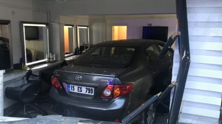 Bursa'da araç kadın kuaförüne girdi, faciadan dönüldü