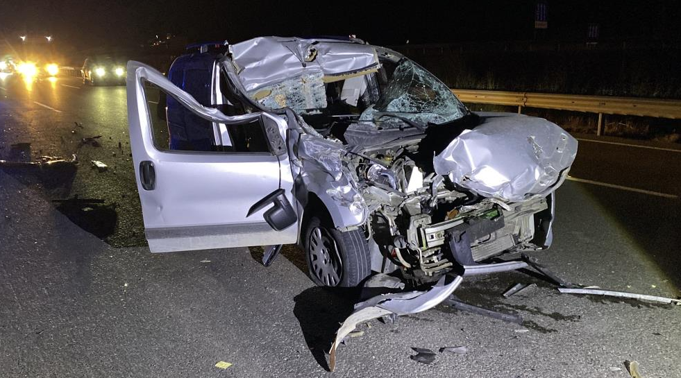 Bursa'da araç tıra çarptı