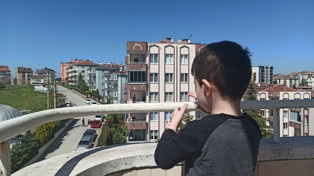 Bursa’da aracından müzik çaldı, komşular eşlik etti 