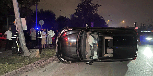 Bursa'da aydınlatma direğine çarpıp devrilen araçtaki 2 kişi yaralandı
