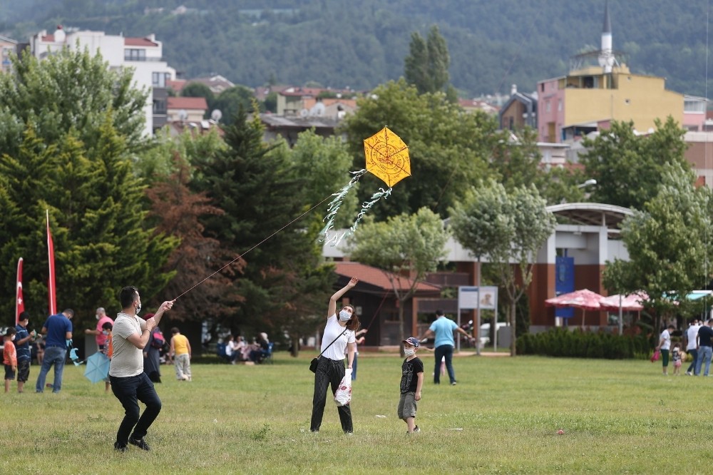 Bursa’da Babalar Günü’nde gökyüzü uçurtmalarla boyandı 