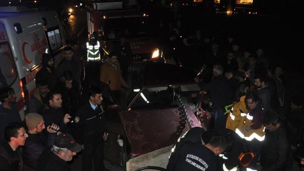 Bursa'da bariyerlere çarpan otomobilde can pazarı