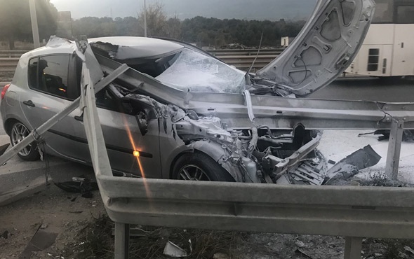 Bursa'da bariyerlerin saplandığı otomobilden yaralı kurtuldu