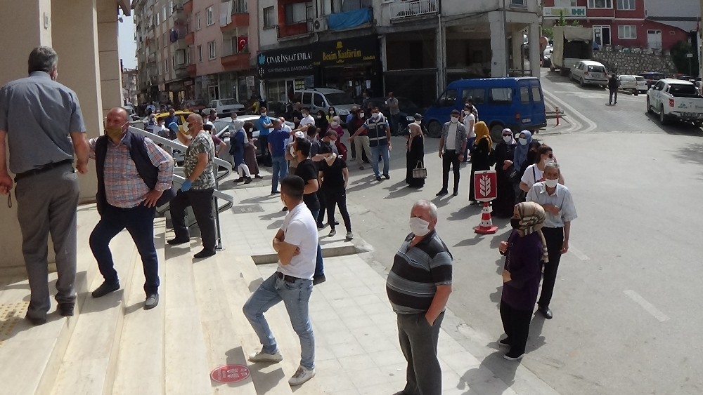 Bursa’da bayram öncesi banka önünde uzayan kuyruklar 
