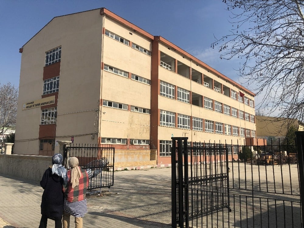 Bursa’da binlerce mezun veren Gemlik Endüstri Meslek Lisesi yıkılıyor 