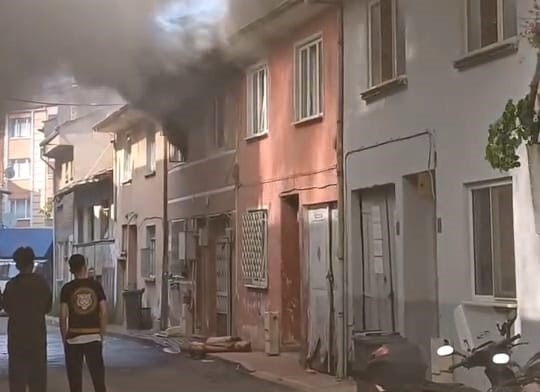Bursa’da bir daire alevlere teslim oldu