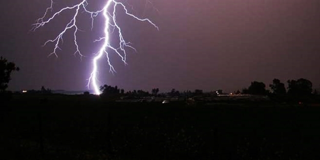 Bursa'da bir eve yıldırım düştü!