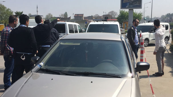 Bursa'da boğazına bıçak dayayıp telefonunu gasp ettiler