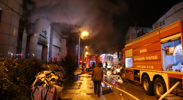 Bursa’da çamaşır yıkama fabrikası kül oldu