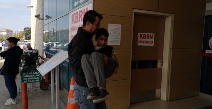 Bursa'da çarptığı öğrenciyi kucağında taşıdı, tedavisiyle ilgilendi