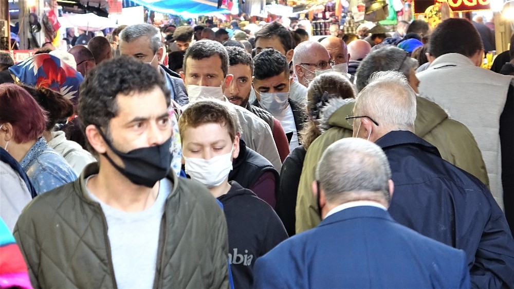Bursa’da çarşı pazarda adım atacak yer kalmadı 