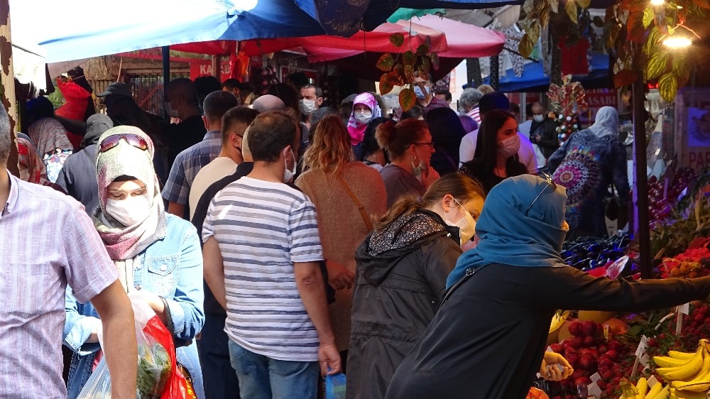 Bursa’da çarşı pazarlar tıklım tıklım doldu 