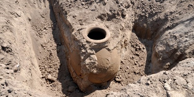 Bursalı çiftçi 1500 yıllık küp buldu
