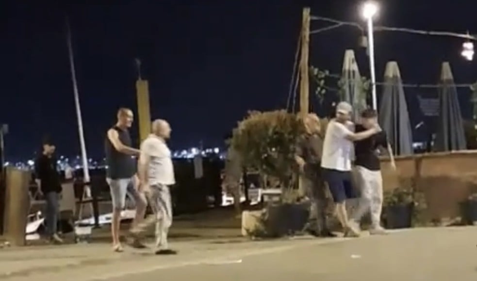 Bursa’da çıkan kavgayı müdahale etmek yerine kafasına alkol şişesi fırlattı