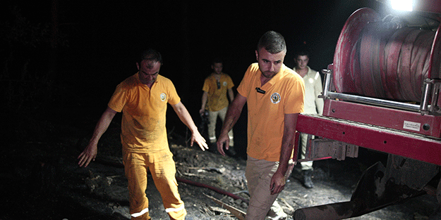 Bursa’da çıkan orman yangınına gece saatlerinde müdahale sürüyor