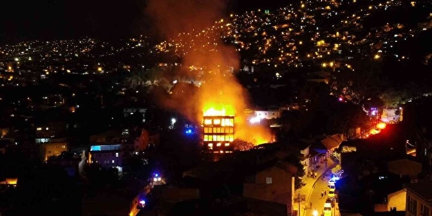 Bursa'da çıkan yangın geceyi aydınlattı