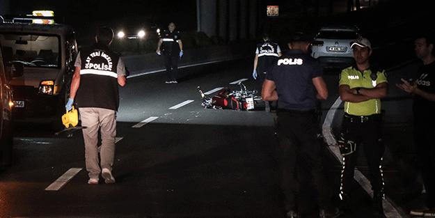 Bursa'da devrilen motosikletten yola savrulan iki kişinin üzerinden araba geçti