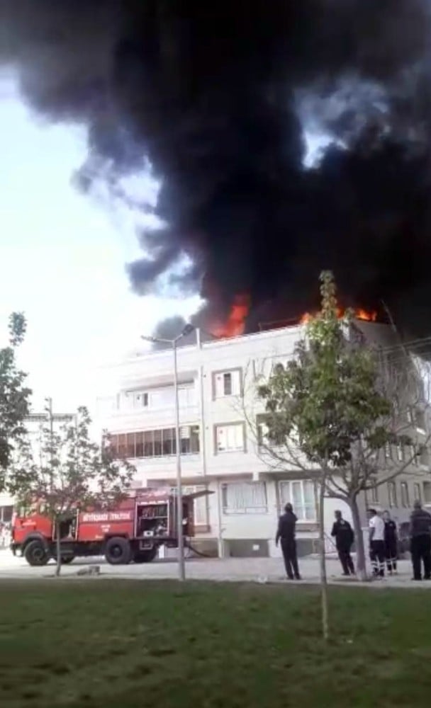 Bursa’da dört katlı bina alev alev yandı 