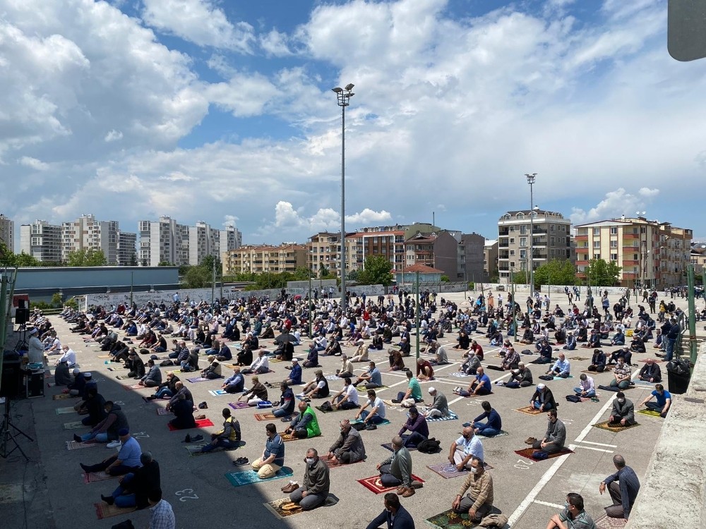 Bursa’da Emek pazar alanı cuma namazında insan seline döndü 