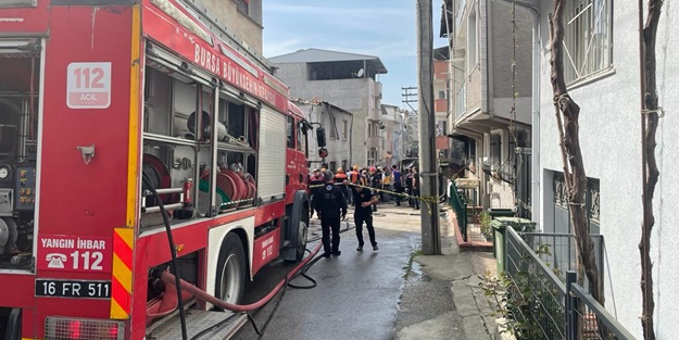 Bursa'da facia! Tek motorlu uçak evlerin arasına çakıldı