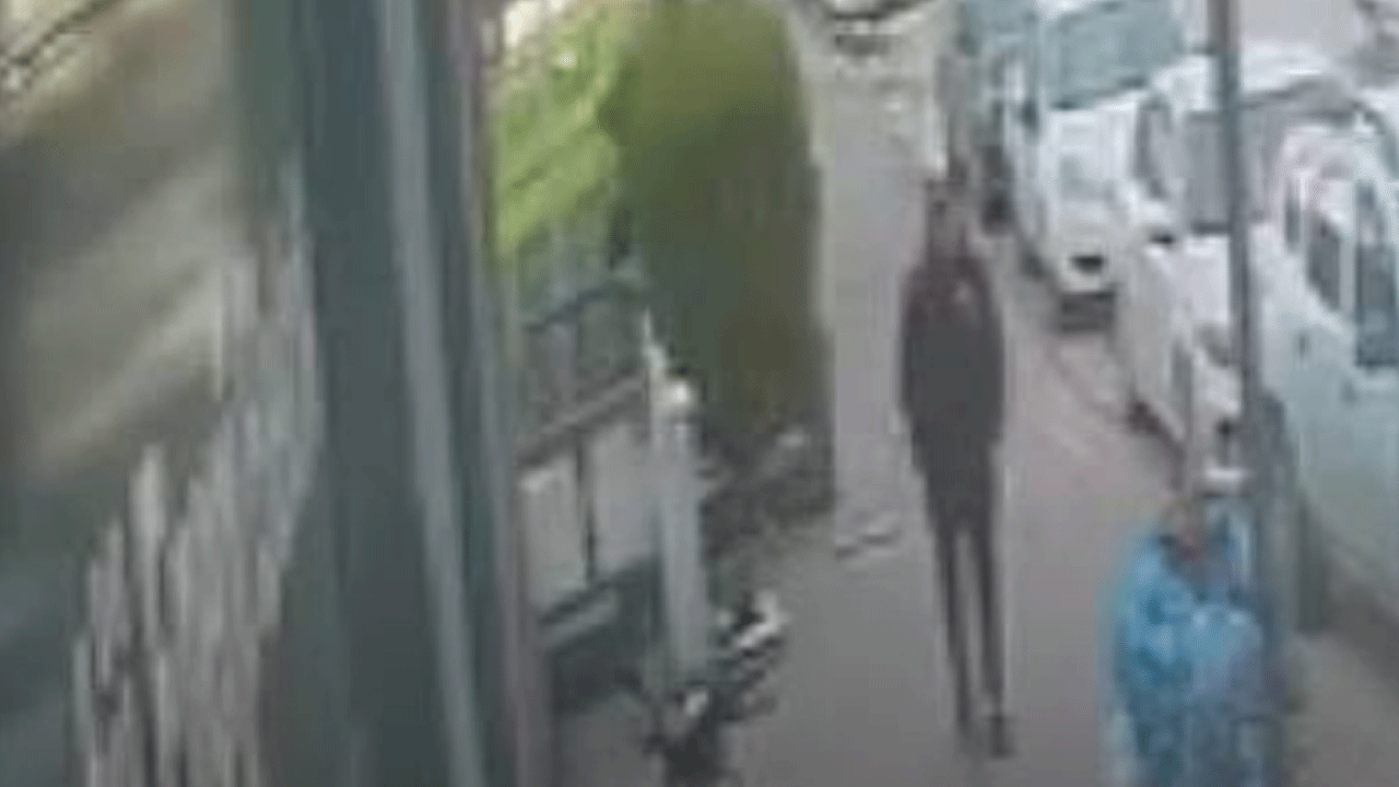 Bursa'da faciaya ramak kaldı: Düşen tabeladan son anda kaçtı!