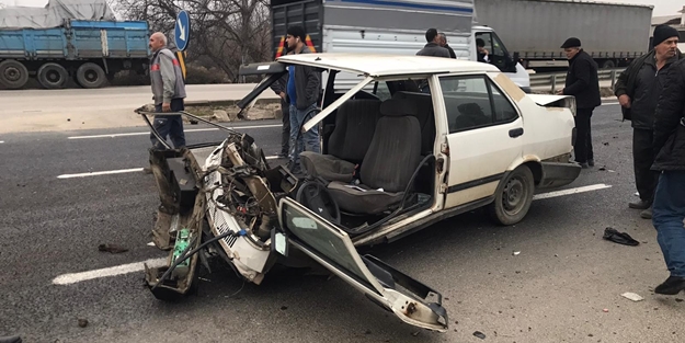 Bursa’da feci kaza! Otomobil ikiye bölündü