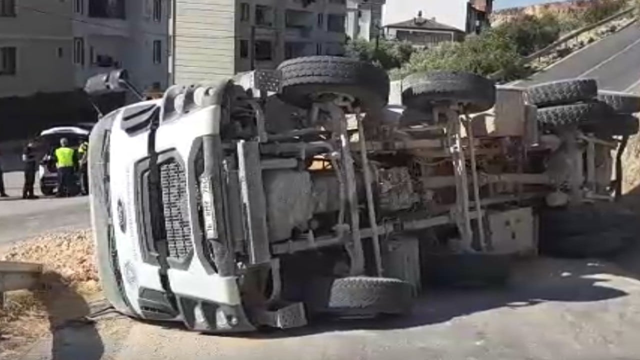 Bursa'da freni boşalan kamyonu deviren şoför faciayı önledi