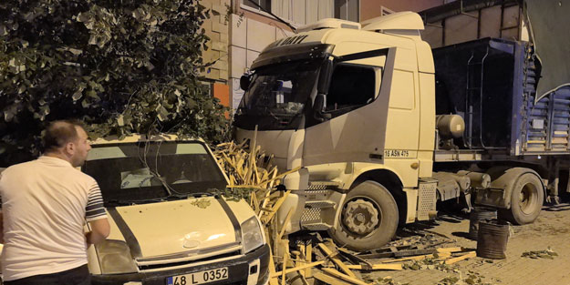 Bursa'da freni boşalan TIR, 3 araca çarptı