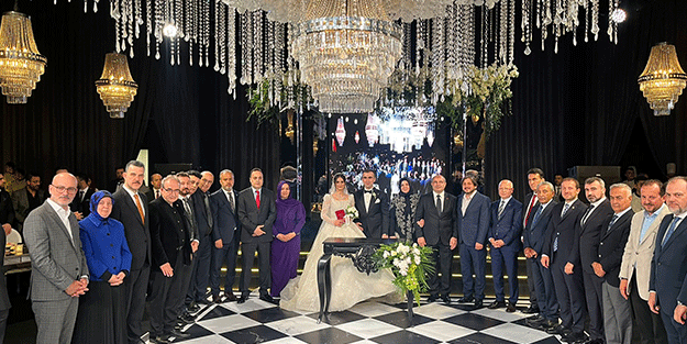 Bursa'da genç çiftin düğünü siyasileri biraraya getirdi